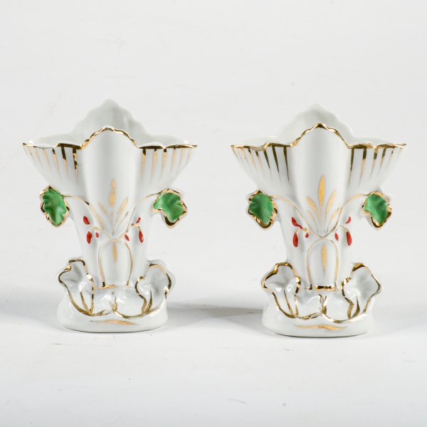Coppia di piccoli vasi   barbottine in porcellana bianca  con marchi 145 XXII 19