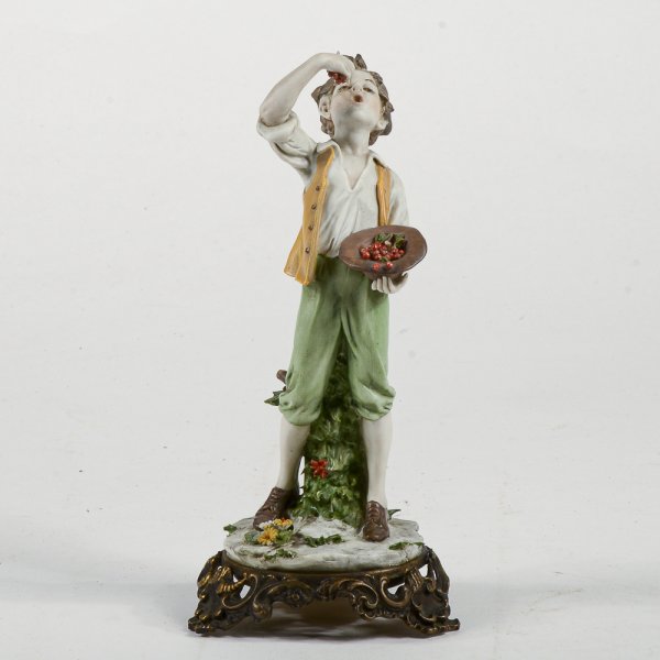 Statua in porcellana firmata Triade ragazzo con cappello e bacche scena campagna piante e fiori base in ottone firmata  