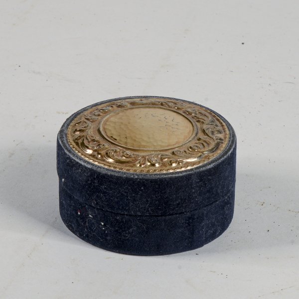 Scatola vintage in velluto blu con lastra in argento decorata a sbalzo 