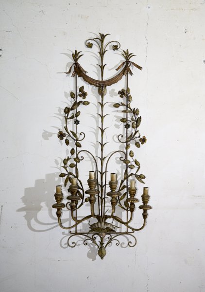 Applique lampada da parete muro in ferro battuto con decori a fiori e foglia dorati e nastri in rame e 6 luci lampade  stile Banci Firenze
