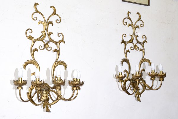 Coppia di lampade applique in ferro battuto decorato dorato a 5 luci