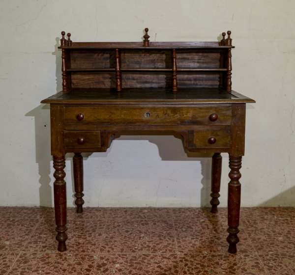 Scrivania scrittoio tavolino in noce con alzata di mensole a giorno e 3 cassetti sul fronte Italia epoca Luigi Filippo