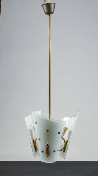 lampadario decò a tre luci con vetri decorati e dettagli in ottone vintage