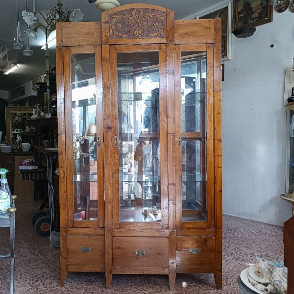credenza vetrina con specchi alla schiena piani in vetro e cassetti