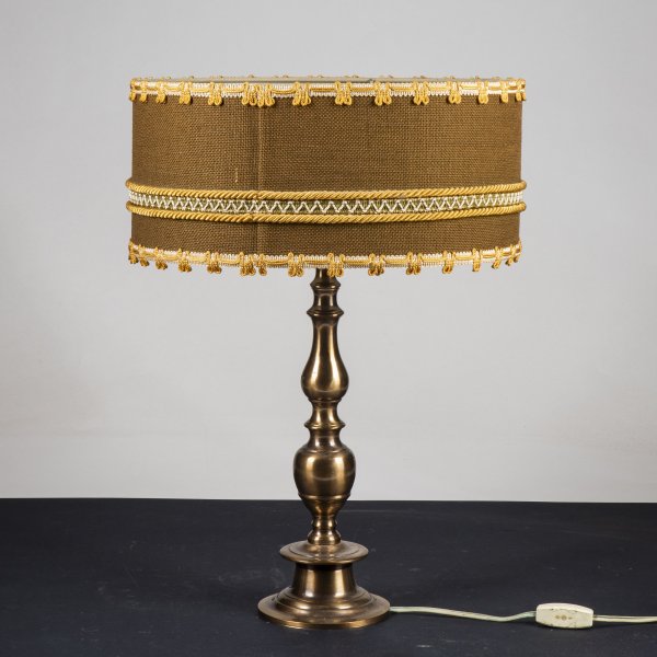 lampada da tavolo in metallo ottone con cappa in tessuto circolare e bassa 