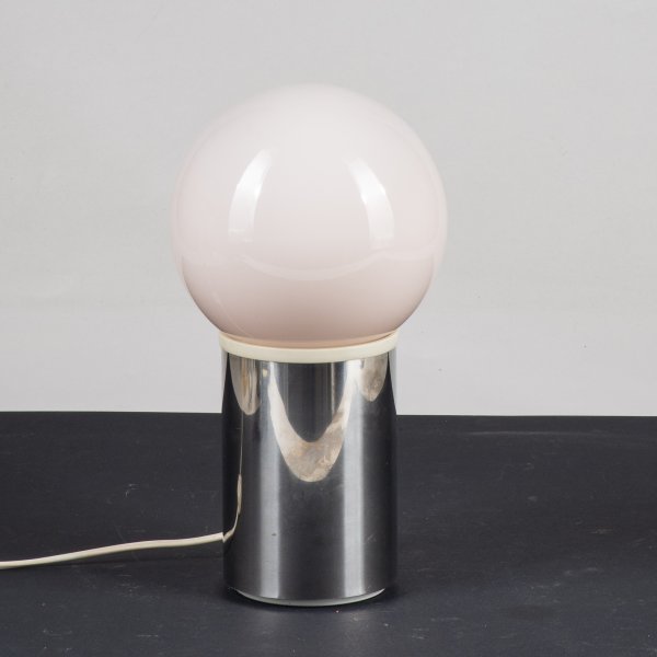 lampada da tavolo vintage con sfera in vetro e base in metallo cromato  stile Gae Aulenti