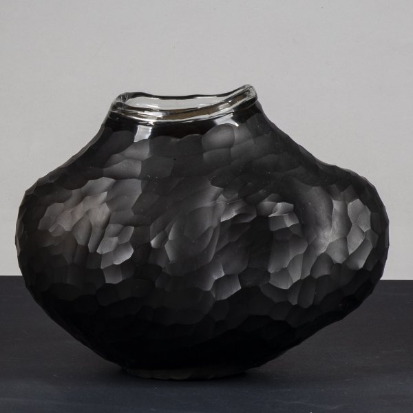 vaso vetro nero e trasparente con forme astratte finitura ad ancoli smerigliati