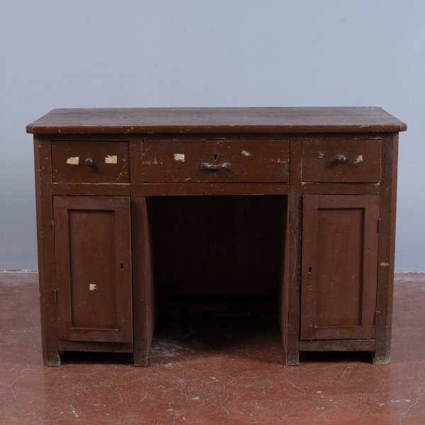 scrivania in legno di abete laccata da restaurare