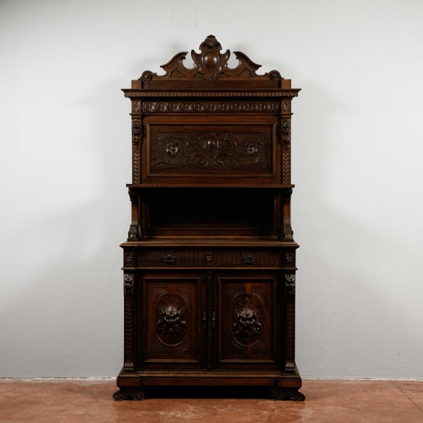 Credenza con piattaia  intagliata noce Italia 1880