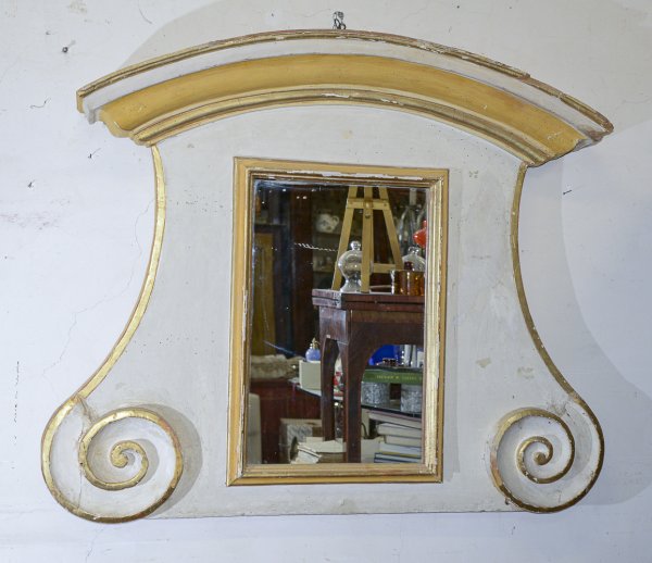 Specchio specchiera caminiera Luigi XIV in legno laccato bianco e gesso con decori dorati e dipinti    foglia oro e giallo ocra epoca primo 1700