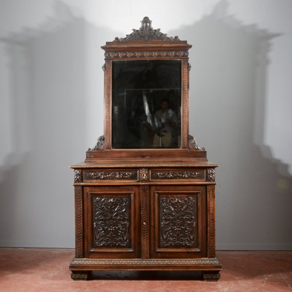 Credenza con specchiera in noce intagliata Italia epoca fine 1800
