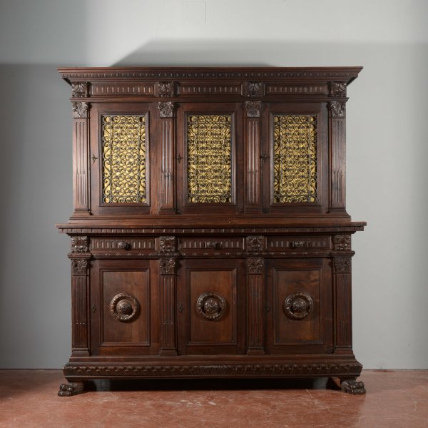Credenza libreria intagliata griglia in ferro Italia prima metà del XX secolo neorinascimentale