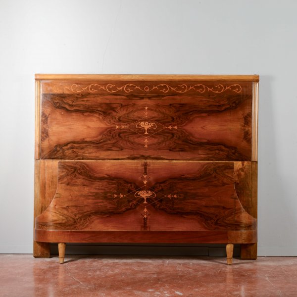 Letto Art Deco matrimoniale impellicciato e intarsiato in noce