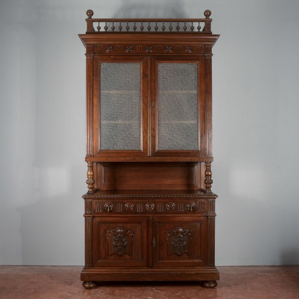 Credenza in noce a due corpi  intagliata periodo Umbertino