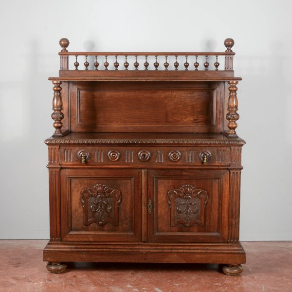 Credenza in noce intagliata con alzata piattaia periodo Umbertino