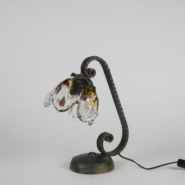Lampada da tavolo in ferro battuto e vetro Italia XX secolo
